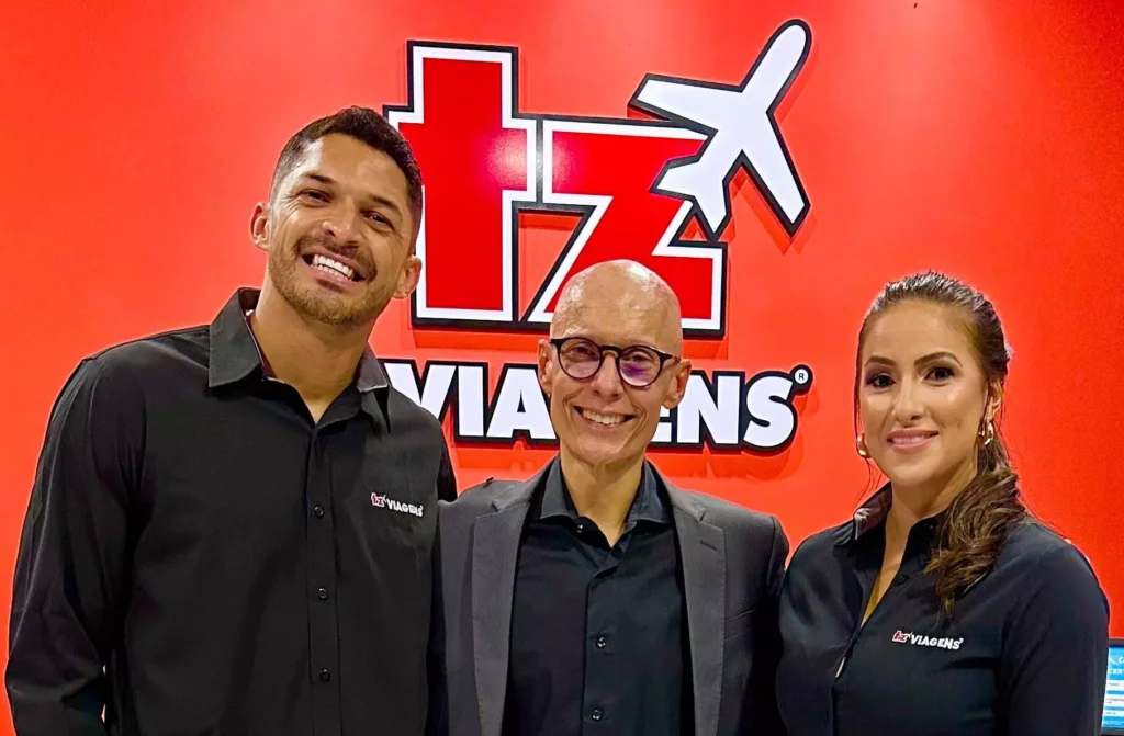 à esquerda Geazy Dias, Paulo Manuel, CEO da TZ Viagens e Andressa Strege Divulgação