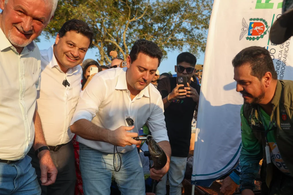 O governador Carlos Massa Ratinho Junior lançou neste sábado (21), em Guaíra, Noroeste do estado, o programa Fomento Turismo, Pesca e Náutica. O lançamento foi durante o Torneio Internacional de Pesca Esportiva de Guaíra, evento filantrópico promovido pela prefeitura do Oeste do Paraná e pela Associação Assistencial de Guaíra, que reuniu 158 equipes de pescas do Paraná, Mato Grosso do Sul e Paraguai. Foto: Gilson Abreu/AEN