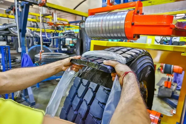 Os pneus reformados oferecem benefícios, mas a escolha entre o tipo de reforma deve ser baseada nas necessidades individuais