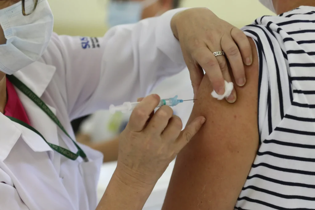 Com aumento de casos de Covid-19, Saúde alerta para importância da vacinação Foto: Geraldo Bubniak/AEN