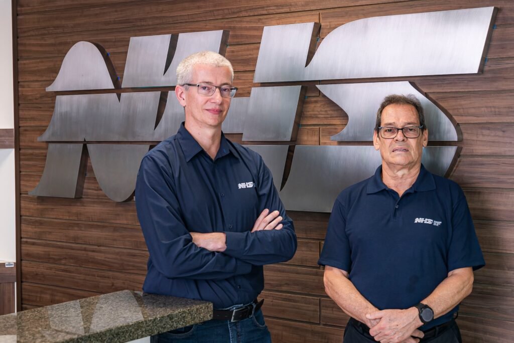 Clairton Joacir Cardoso, sócio e CEO da NHS, com Naldir Cardoso, fundador da HHS