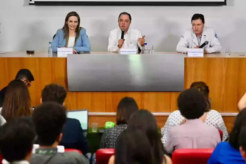 Da esquerda para direita: infectologista Ana Helena Germoglioe; cardiologista Roberto Kalil Filho, médico de Lula; e cirurgião Giancarlo Polesello, responsável pela operação (foto: EVARISTO SÁ/AFP)