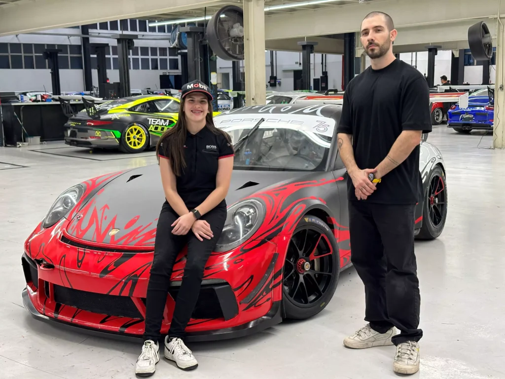 Antonella Bassani, pilota patrocinada pelos lubrificantes Mobil™ na Porsche Cup, terá carro especial para a grande final da temporada Divulgação