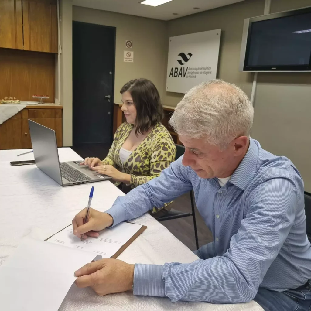 João Alceu Rigon Filho, presidente da ABAV-PR, reeleito e empossado