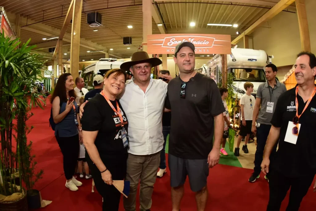 oto:Jefferson Figueira Foto 01 – Da esq.para direita- Helena Misiak, Alexandre Boff (diretor Expo Motorhome),Ratinho Júnior (governador Paraná), Irapuan Cortes (diretor Viaje Paraná).