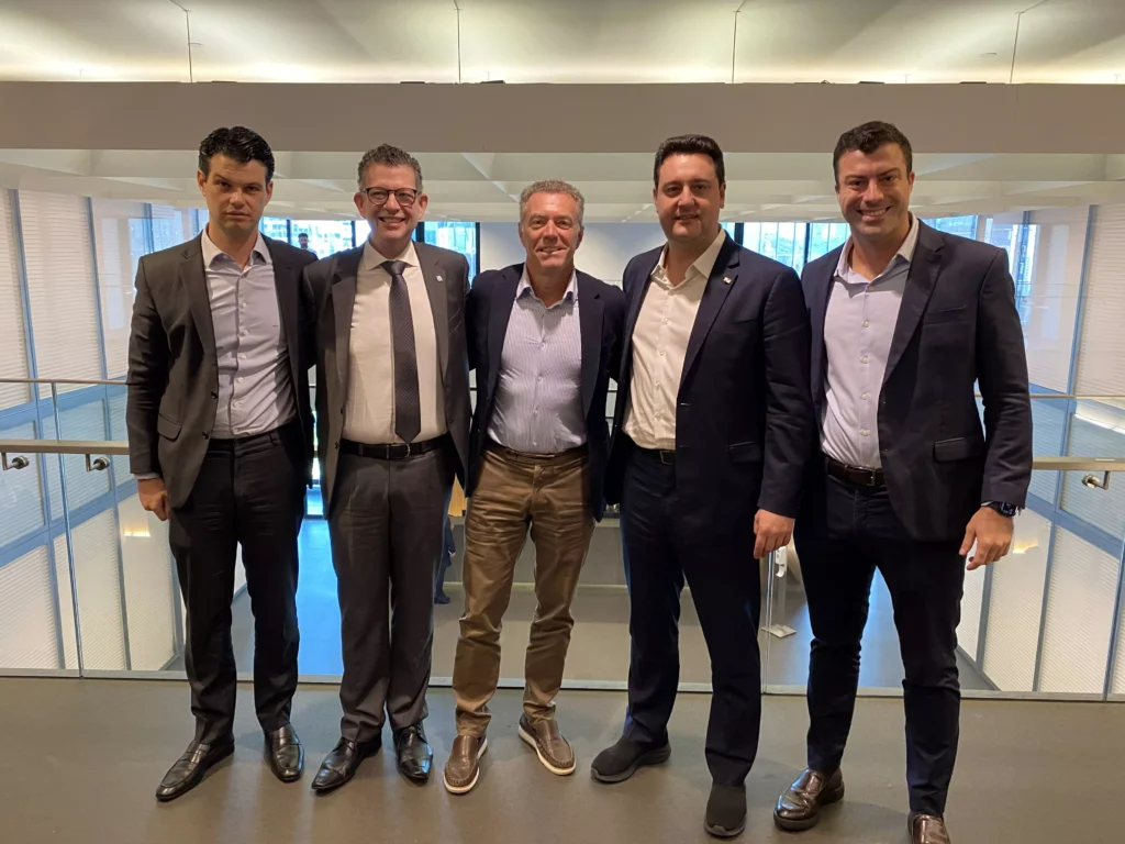 Daniel Pimentel Slaviero, presidente da Copel; Eduardo Bekin, CEO Invest Paraná, Marcel Malczewski, CEO da TM3 Capital; Ratinho Júnior, governador do estado e Victor Casagrande, diretor institucional Divulgação