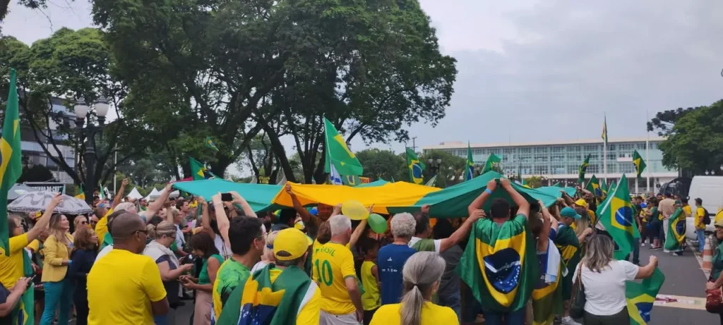 manifestacao-brasil-curitiba-centrocivico