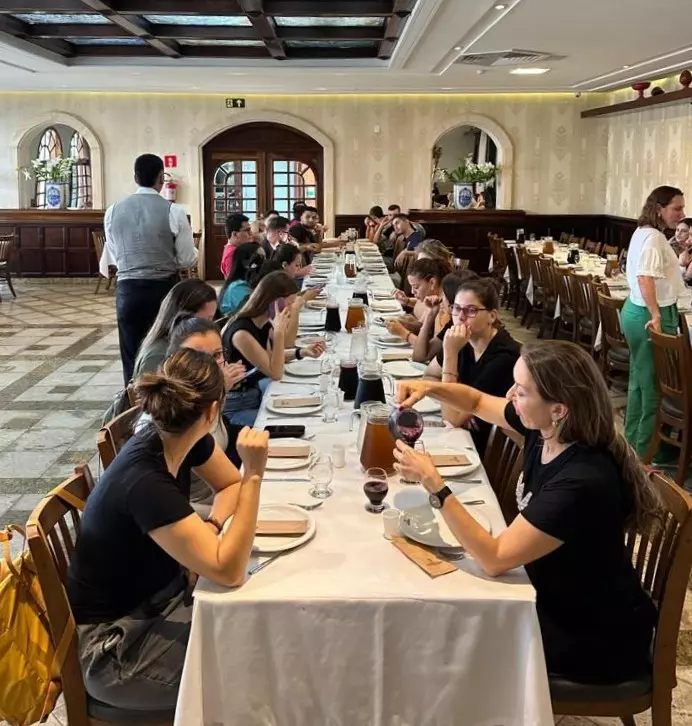 Grupo aproveitando almoço de final de ano, com condições especiais, na Família Madalosso. Rafaela Chaves.