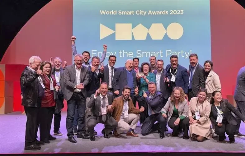 O prefeito Rafael Greca recebeu o principal prêmio do World Smart City Awards, na categoria "Cidades". Foto: Divulgação iCities