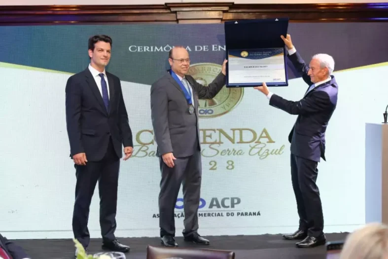 ACP ENTREGA COMENDA BARÃO DO SERRO AZUL AO EMPRESÁRIO LEOPOLDO SENFF
