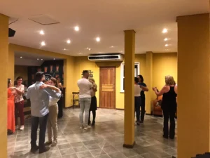 Aulas de dança de salão com o Prof. Jhon Cleber acontecem no andar superior da casa (Foto: Karina Graf Morozowicz)