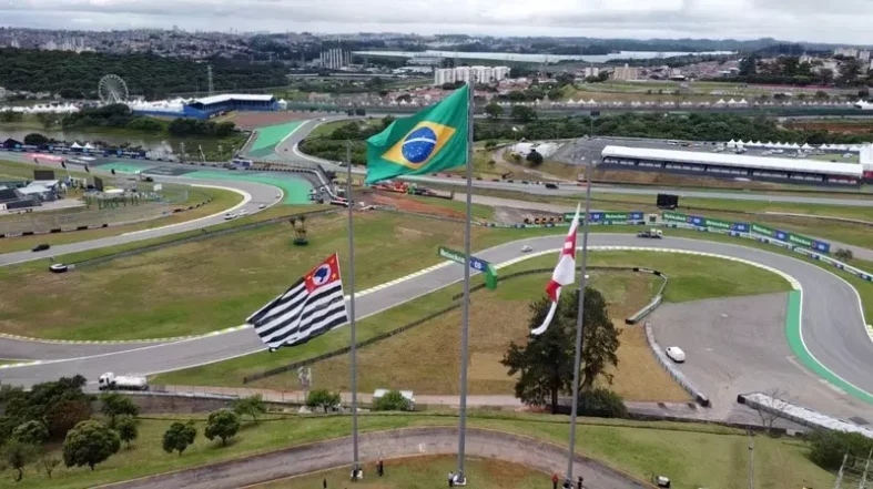 Mastros inaugurados no Autódromo de Interlagos. Crédito: Divulgação