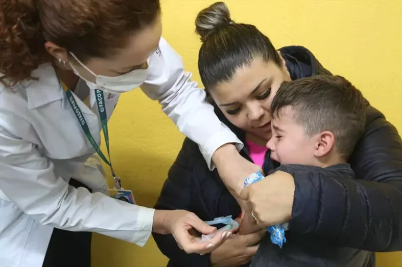 vacina criança chorando