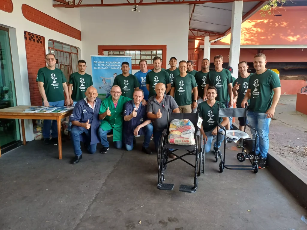 Divulgação/De Heus De Heus realizou a doação de três cadeiras de rodas, dois andadores e 30 cestas básicas à Ferra Mula