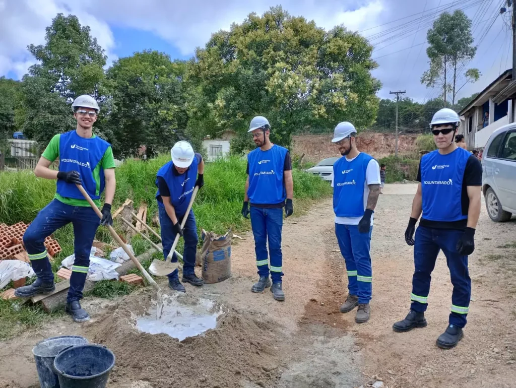 Voluntários da Votorantim Cimentos realizam a reforma de 4 casas em Rio Branco do Sul. Fernanda Ramos.