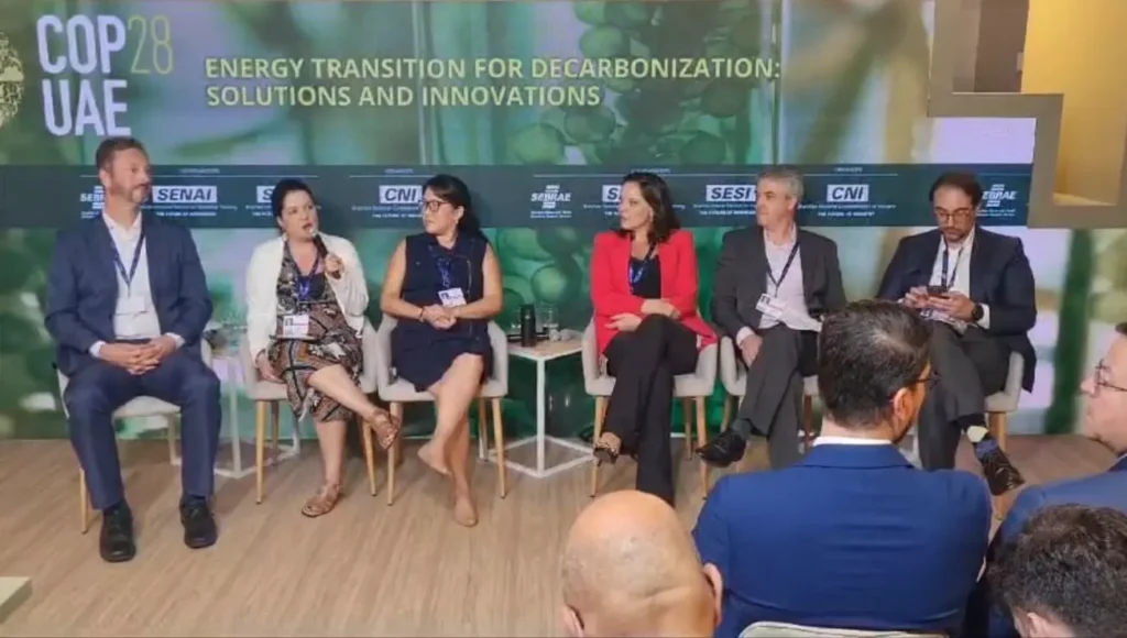 Sheila Guebara, líder de Ações Climáticas na JBS, em painel nesta manhã, em Dubai, que contou com a mediação de Carlo Pereira, CEO do Pacto Global, e participação de Karen Tanaka, líder de Ação Climática da Ambev, Marina Mattar, diretora de assuntos corporativos da Unigel, Marcelo Freire, diretor da IVY Capital, e Ricardo Mastroti, representante do Conselho Empresarial Brasileiro para o Desenvolvimento Sustentável (CEBDS)