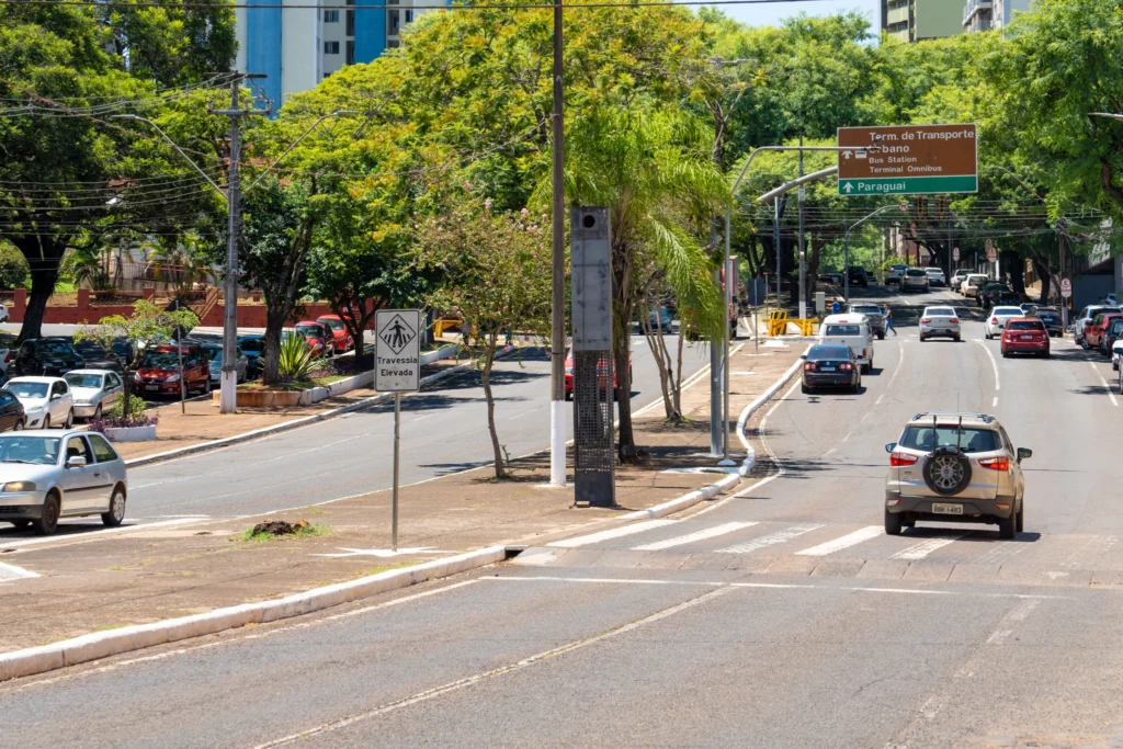 Trechos_da_Avenida_JK_e_da_ciclovia_na_pista_central.
