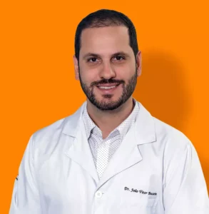 Dr. João Vitor Bacarin é Médico Radiologista Intervencionista da Quanta Diagnóstico por Imagem. Possui Residência Médica em Radiologia e Diagnóstico por Imagem pelo Hospital de Clínicas da Universidade Federal do Paraná – UFPR e em Radiologia Intervencionista e Angiorradiologia pelo Hospital A.C Camargo Câncer Center. É membro da Sociedade Brasileira de Radiologia Intervencionista e Angioradiologia (SoBRICE). Fotos: Acervo Quanta