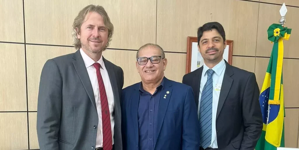 O deputado federal Zeca Dirceu e o vice-prefeito de Guaíra, Gileade Osti, em audiência no Ministério da Educação (MEC) com o secretário nacional de Educação Profissional e Tecnológica, Getúlio Marques Ferreira (ao centro), reforçando o pedido de implantação do IFPR de Guaíra. Brasília-DF, 23/11/2023. Fotos: Victoria Câmara/Assessoria ZD