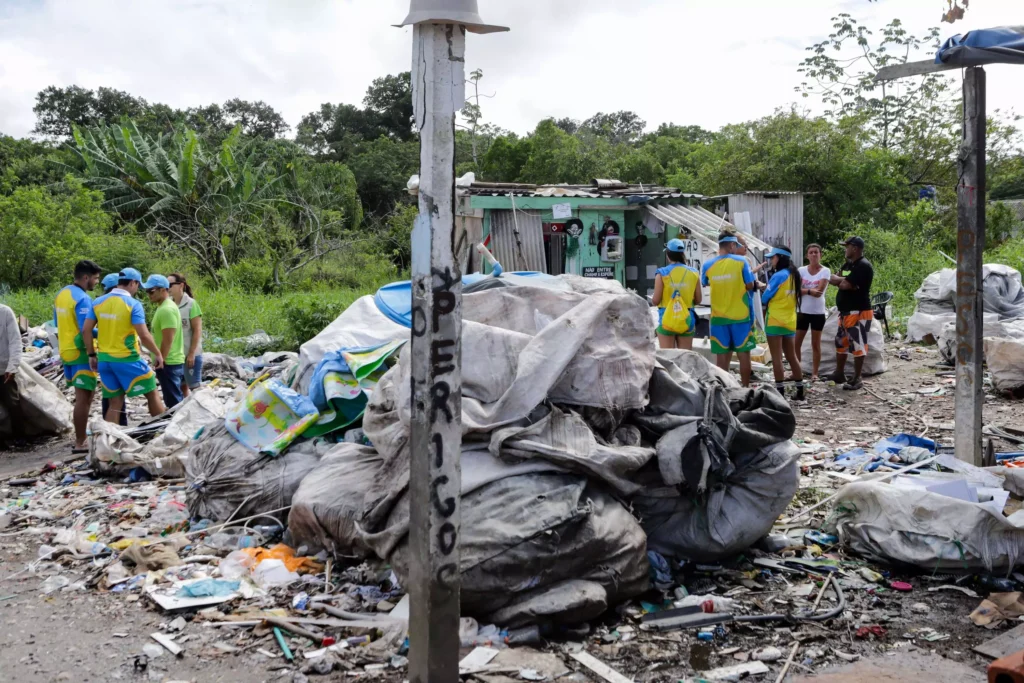O foco é a eliminação de possíveis criadouros do mosquito Aedes aegypti em locais onde há água e lixo acumulados. foto roberto dziura -AEN