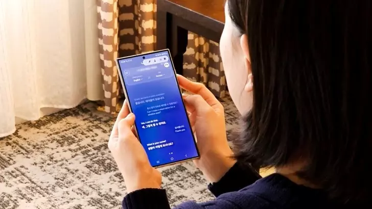 A Samsung Newsroom ligou para o restaurante usando o recurso Tradução Simultânea para fazer a reserva