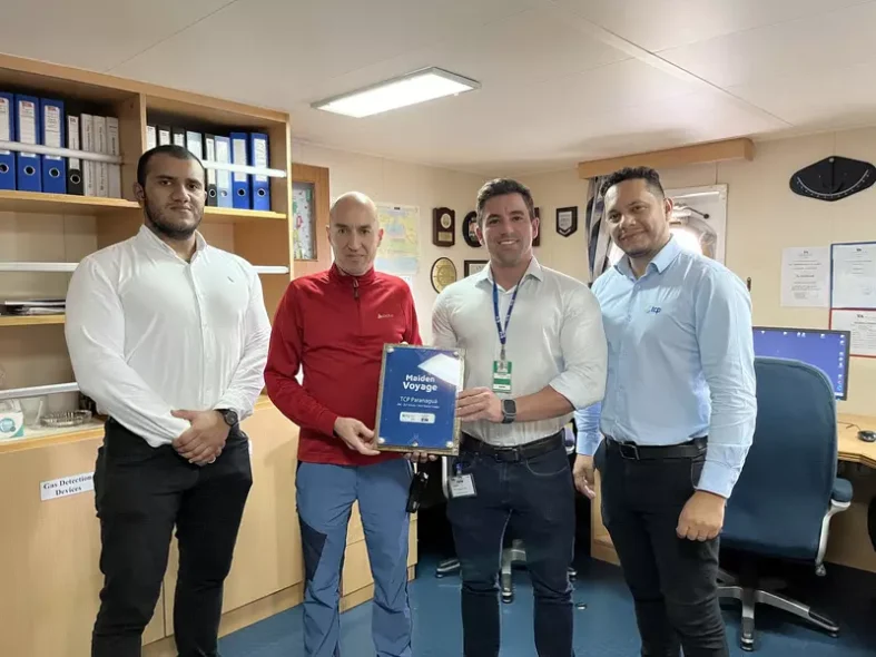 Na foto (da esq. para dir.) - Ramon Canova, coordenador Comercial Armadores da TCP, Capitão Navio Bright, Giovanni Guidolim, Gerente Comercial, de atendimento e logística da TCP, Leandro Laureano, Gerente de Operações da TCP.