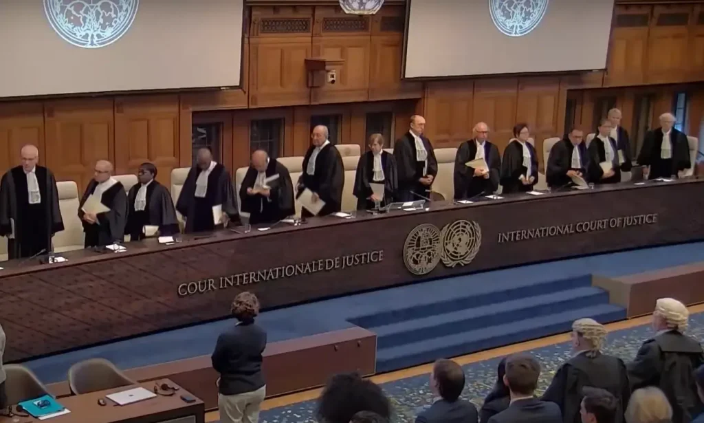 Foto: Juízes da Corte Internacional de Justiça saindo da sessão de 26 de Janeiro, onde pediram a libertação imediata e incondicional dos reféns que seguem mantidos em cativeiro em Gaza. (Screenshot/Youtube)