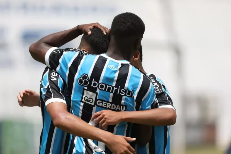 Jogadores do Grêmio comemorando um gol, com destaque para a marca da Gerdau na camiseta. Crédito: Renan Jardim/Grêmio FBPA