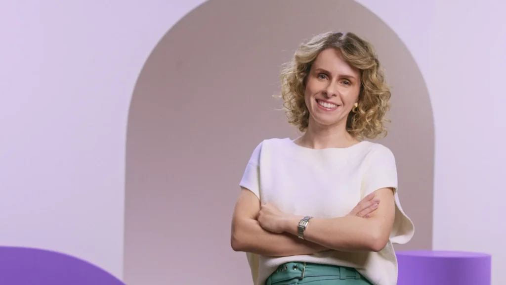 O Nubank, uma das maiores plataformas de serviços financeiros digitais do mundo, anuncia no dia 22 que a Country Manager do Brasil Livia Chanes passa agora a integrar a diretoria executiva da Nu Holdings, com a posição de CEO Brasil. Livia começou sua jornada no Nubank como VP de Produtos, cerca de quatro anos atrás, e assumiu a operação brasileira no segundo semestre de 2022. Sob sua liderança, o Nu Brasil conquistou 20 milhões de novos clientes e lançou mais de 50 novos produtos e serviços, incluindo recursos inéditos para empreendedores, soluções de segurança como o Modo Rua, cartões de crédito em braile e crédito consignado. "Sempre acreditei no poder de criar e executar soluções de grande impacto, sempre priorizando o bem-estar e a descomplicação da vida financeira dos nossos clientes. Quase metade da população adulta brasileira é cliente Nu e estamos focados em continuar avançando nosso market share em diversos produtos, alavancando a tecnologia em favor do consumidor", afirma a CEO do Nubank Brasil. A co-fundadora e Chief Growth Officer Cristina Junqueira segue responsável pelo crescimento geral da companhia, com foco redobrado na estratégia de expansão internacional e estando diretamente envolvida na fase de ganho de escala nas operações do México, que já conta com 4,3 milhões de clientes, e da Colômbia, que acabou de receber a licença para operar como instituição financeira.
