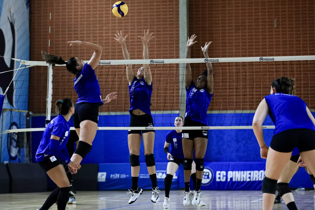 FOTO: Equipe do Pinheiros treina para o duelo. Foto: Ricardo Bufolin/ECP