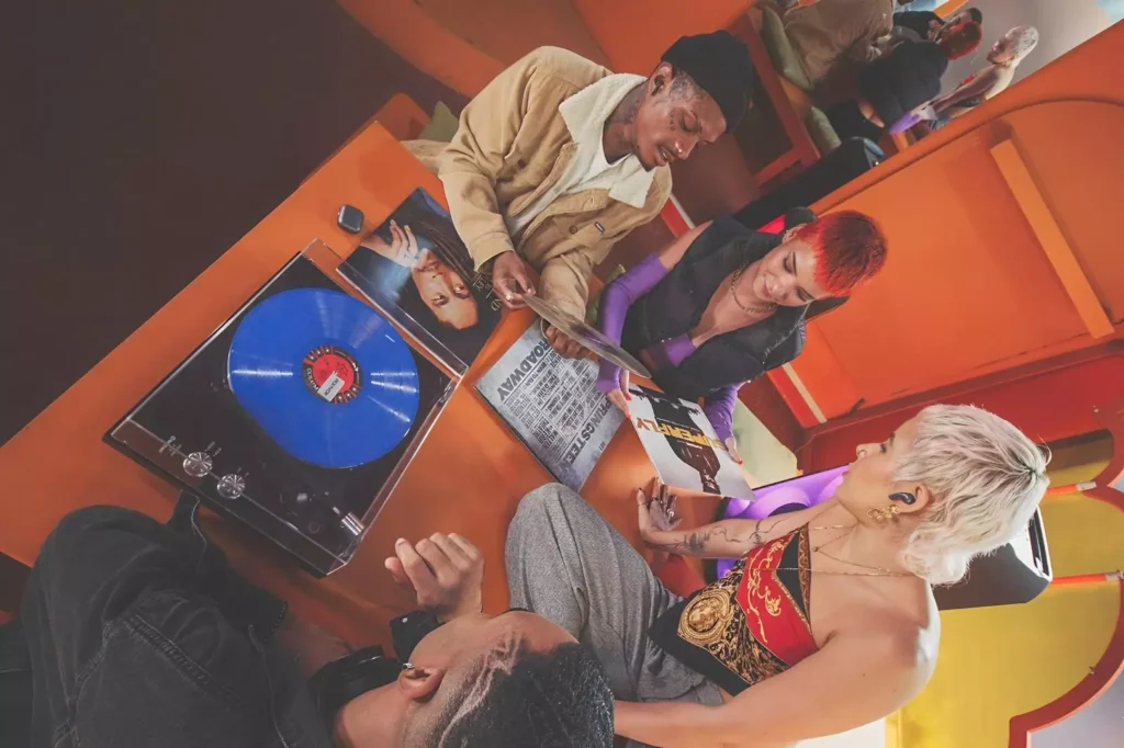 Toca-discos Vinil com Bluetooth Polyvox, preto brilhante. Imagem: divulgação Polyvox.