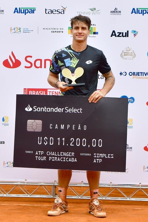 Carabelli e troféu(João Pires/ Foto Jump)