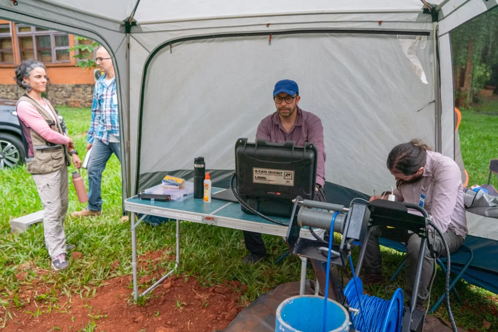 Legenda foto 1: Pesquisadores recolhem a água dos poços para fazer o monitoramento.