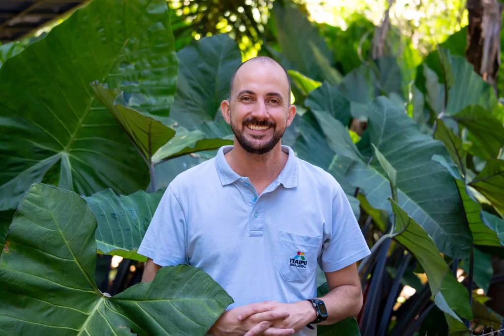 Foto do médico-veterinário da Itaipu, Pedro Teles. Crédito: Sara Cheida/Itaipu Binacional