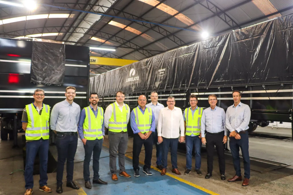 Diretoria da Librelato e autoridades de Criciúma visitam a fábrica da empresa.