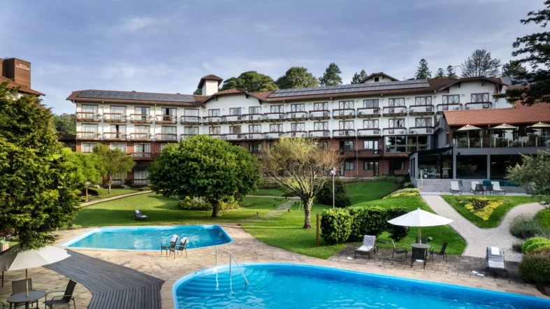Piscinas e jardim do Hotel Alpestre, em GramadoDivulgação