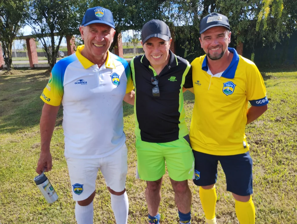 Jurides e Marcio, da seleção brasileira, ao lado do aprendiz Josuel Pires