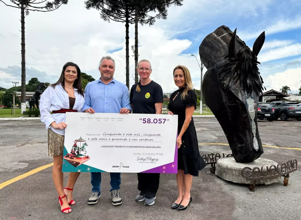 A gerente de marketing do Jockey Plaza, Michelle Cirqueira, o superintendente do shopping, Daniel Bueno, a Major Ivane Jenck e a presidente da ONG ATPE, Maró Barreto. Créditos: Bruna Benazzi