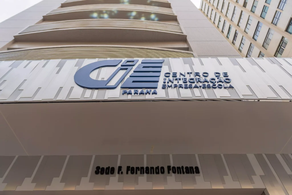 A Lei da Aprendizagem determina que empresas de médio e grande portes contratem aprendizes entre 14 e 24 anos Créditos: Lening Abdala