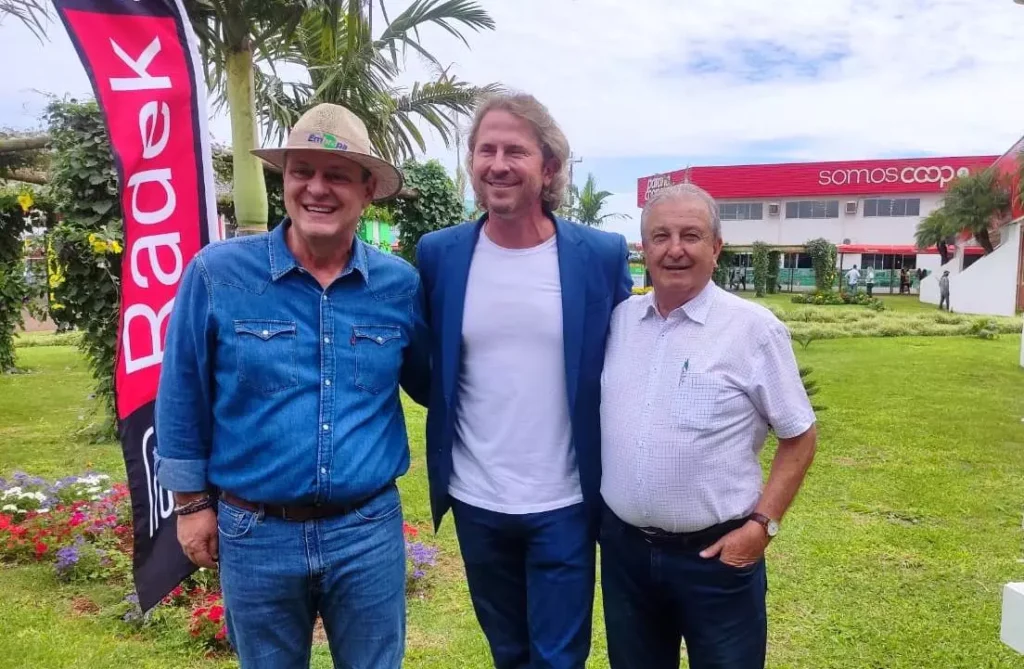 Legenda: Ministro Carlos Fávaro (Agricultura e Pecuária), deputado federal Zeca Dirceu (PT-PR) e o presidente da Coopavel, Dilvo Grolli. Foto: Divulgação Ascom ZD. Na atual safra agrícola, o governo federal já oportunizou aos produtores paranaenses a contratação de quase 200 mil projetos de crédito rural, que somam cerca de R$ 50 bilhões. Destes, 81,86 mil contratos resultaram no repasse de R$ 40,99 bilhões em créditos concedidos ao agronegócio e outros R$ 8,20 bilhões para a agricultura familiar, neste caso por meio de 112 mil contratos do Programa Nacional de Fortalecimento da Agricultura Familiar (Pronaf) no estado. A carteira de crédito rural operacionalizada pelo Banco do Brasil, voltada ao agronegócio e à agricultura familiar na atual safra, já superou R$ 30 bilhões. De acordo com dados da instituição, foram desembolsados mais de R$ 12 bilhões em 55 mil operações de crédito para 30 mil clientes de 394 municípios paranaenses, ou seja, 98,7% do estado. “Também estamos diante do maior plano safra da história do país, com a disponibilização de mais de R$ 364 bilhões em crédito rural para todo o Brasil e focando ainda em investimentos estruturantes, como a construção de armazéns e a recuperação de pastagens degradadas”, explica Zeca Dirceu. A Caixa Econômica Federal (CEF), desde janeiro de 2023, financiou R$ 2,81 bilhões em projetos de Crédito Rural para o estado do Paraná. Foram atendidos 1.593 produtores rurais entre pequenos, médios e grandes, por meio de 2.888 contratos, que resultaram em mais de R$ 1,5 bi de financiamento de custeio do ciclo produtivo e investimento em infraestrutura agropecuária. A Caixa oferta, no Plano Safra 2023/2024, R$ 35 bilhões em crédito para produtores rurais de todo o país, de diferentes enquadramentos, além de propiciar repasses para agroindústrias e cooperativas do setor produtivo nacional, com condições de crédito mais vantajosas e de maior rentabilidade para a colheita. Reflexos do desempenho nacional No balanço das exportações nacionais dos primeiros 10 meses de 2023, o desempenho do país também representou uma conquista recorde e o Paraná se beneficiou diretamente desses indicadores. O Brasil registrou uma arrecadação de US$ 167 bilhões em receitas decorrentes das exportações, 5% a mais que em 2022. Os países asiáticos compraram US$ 89,14 bilhões em produtos brasileiros, seguidos da União Europeia, que deixaram aqui US$ 21,57 bi. Destaque para a China, que absorveu US$ 60,24 bilhões do volume de recursos gerados pelas exportações brasileiras. “Como resultado de sua política internacional de respeito e reciprocidade, o governo abriu 78 novos mercados em 39 países de 5 continentes. Vale lembrar que o Paraná se beneficia dessa balança comercial favorável”, diz Zeca. “Aguardamos com ansiedade e muita confiança o anúncio da China de habilitação de novos frigoríficos, incluindo 6 plantas industriais paranaenses, para a venda de carnes de frango e bovina para o país asiático”, ressalta. Recuperação de áreas degradadas O Oeste do Paraná é um pólo de excelência estadual do agronegócio e abriga a empresa líder mundial na geração de energia limpa e renovável. Um dos grandes programas sócioambientais da hidrelétrica é o “Itaipu Mais que Energia”, que pactua com todos os 399 municípios paranaenses e outros 35 do Mato Grosso do Sul compromissos e investimentos em projetos de sustentabilidade e de estímulo à geração de energia renovável da ordem de R$ 930 bilhões. Uma média de R$ 2 milhões em repasse por município. Ainda com foco na valorização da produção sustentável, o deputado Zeca Dirceu destaca a criação, em 2023, do Programa Nacional de Conversão de Pastagens Degradadas. O governo do Presidente Lula estabeleceu a meta de converter 40 milhões de hectares de pastagens degradadas em áreas agricultáveis ao longo de 10 anos, investindo em torno de US$ 120 bilhões, que se somam aos R$ 983,4 milhões do orçamento da Empresa Brasileira de Pesquisa Agropecuária (Embrapa) no Novo PAC. Recursos destinados à promoção da competitividade científica e tecnológica do agro brasileiro. Por fim, com vistas ao estímulo para reduzir os custos de produção e a dependência externa do Brasil em fertilizantes, o Governo Lula estabeleceu a meta de aumentar a produção nacional de fertilizantes em 18% até 2026. “A tão sonhada reabertura da Fábrica de Fertilizantes Nitrogenados (Fafen) do Paraná, na Região Metropolitana de Curitiba (RMC), tem lugar de destaque nos planos de apoio, atenção e reconhecimento da importância da agropecuária pelo Presidente Lula”, finaliza Zeca Dirceu.