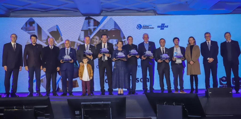 Vencedores da etapa Paraná em 2022, com lideranças do Estado e do Sebrae/PR. Foto: Inove