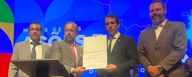 Participaram do lançamento o diretor da Newave Energia, Claudio Ferreira, Ministro de Minas e Energia, Alexandre Silveira, CEO da Gerdau, Gustavo Werneck e o prefeito de Arinos, Marcilio Almeida - divulgação Gerdau