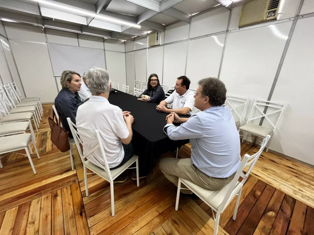 Reunião de alinhamento sobre o tema ocorreu no estande do Crea-PR e parceiros. (Foto: Divulgação)