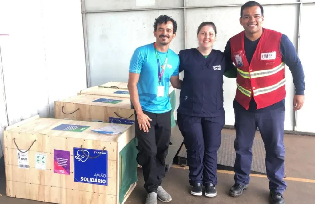 Avião Solidário da LATAM realizou o transporte gratuito de Foz do Iguaçu para Brasília de quatro mutuns-de-alagoas para apoiar a conservação da espécie.