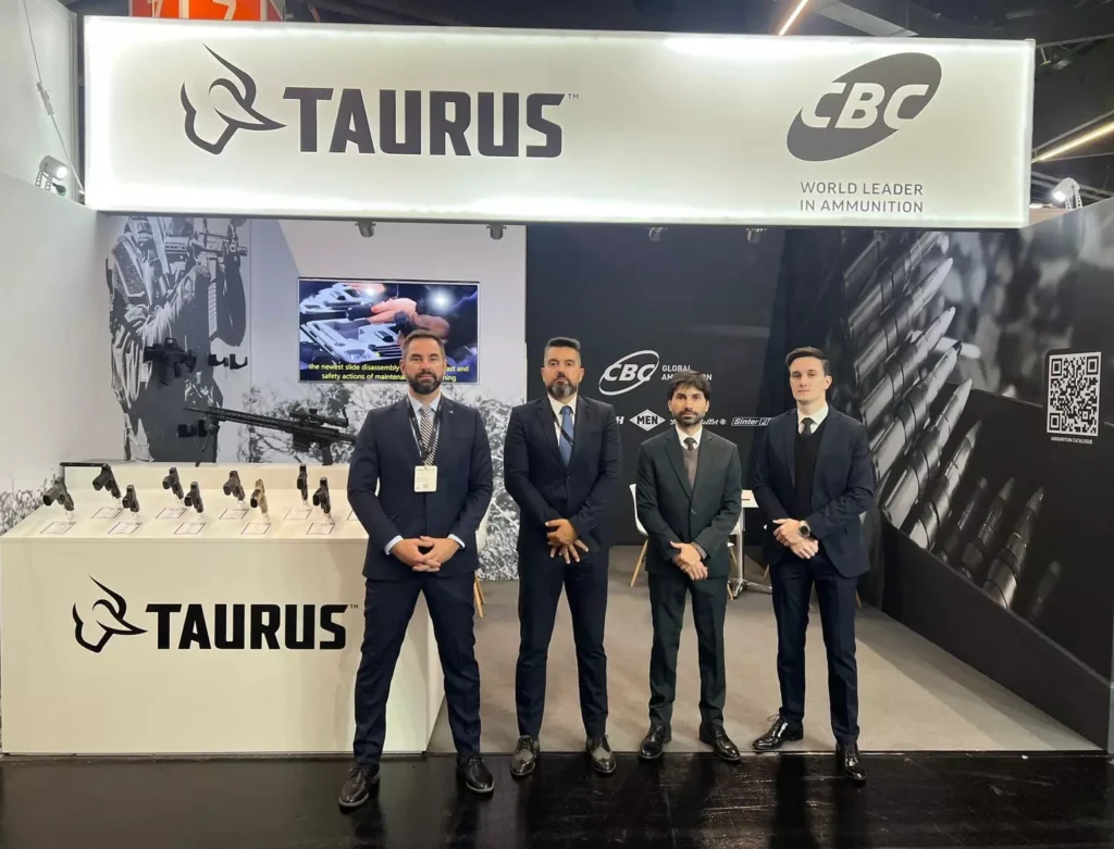 Regis Jacobsen, Gerente de Vendas Internacionais da Taurus; Andre Kennes, Executivo de Vendas Internacionais da Taurus; Denis de Morais Pinhal, Gerente de Vendas e Marketing Internacional da CBC; e Fernando Centofanti, Especialista de Vendas Internacionais da CBC
