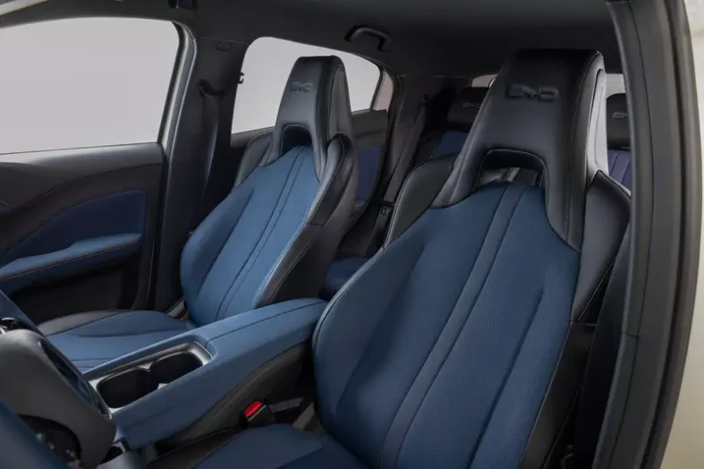 O novo elétrico traz acabamento premium ecológico nos bancos