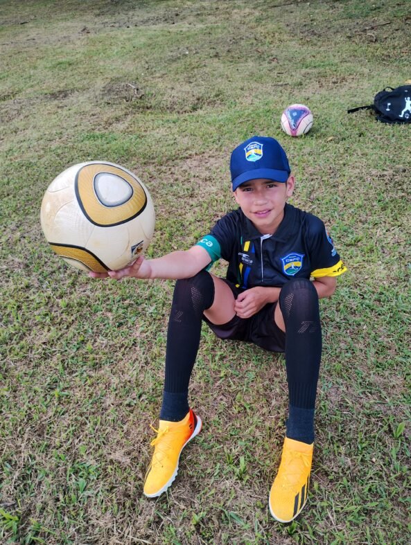 Dagner Kun,campeão brasileiro juvenil, com a bola "Jabulani", raridade que custa R$ 3.500,00
