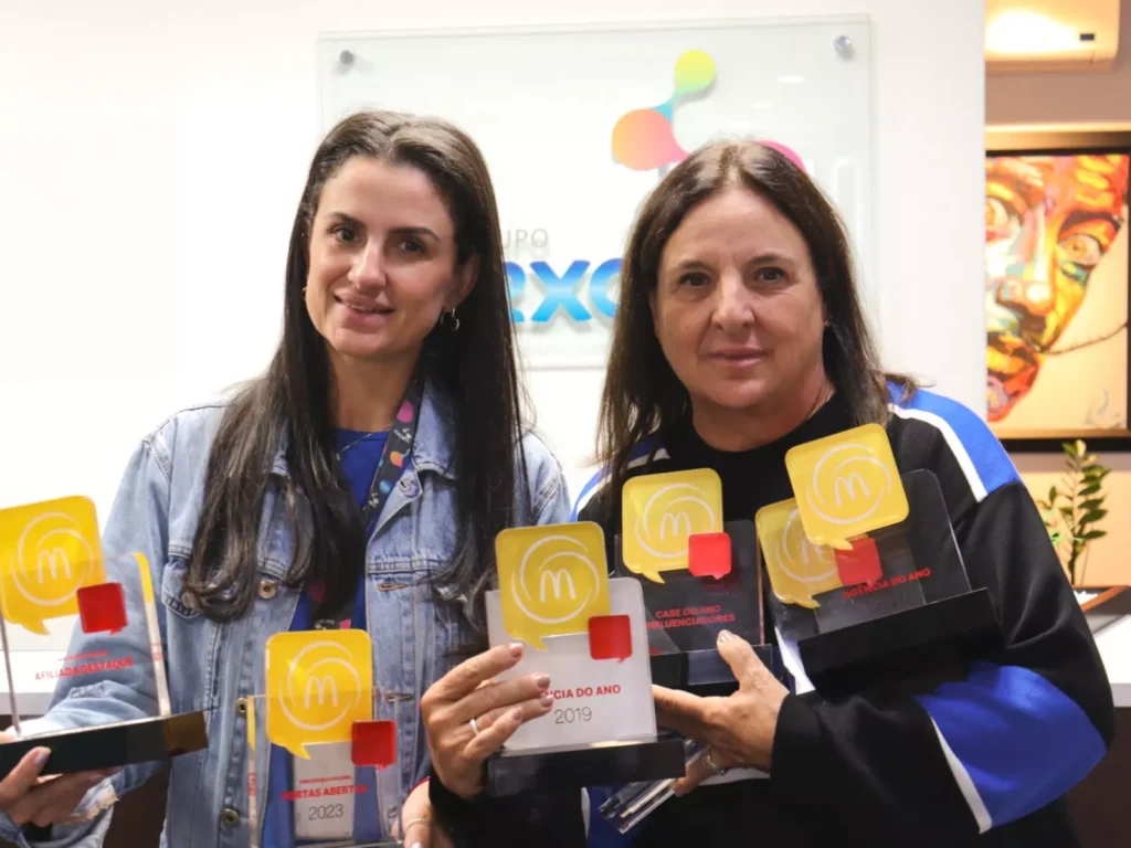 Julia Feliz, gerente de criação e relacionamento e; Cecile Freire Krüger, diretora de comunicação Marcela Cardoso