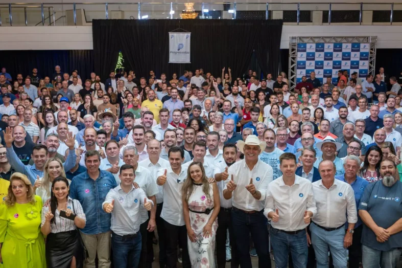 Mil pessoas prestigiam reunião histórica em Cascavel
