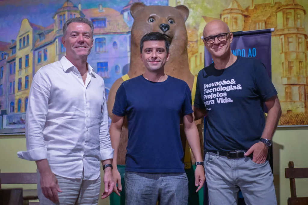 Marcel Malczewski, Tiago Chico, idealizador do Festival de Inovação de Curitiba 2024, e Arsenio Almeida Neto. Crédito: Luís Felipe